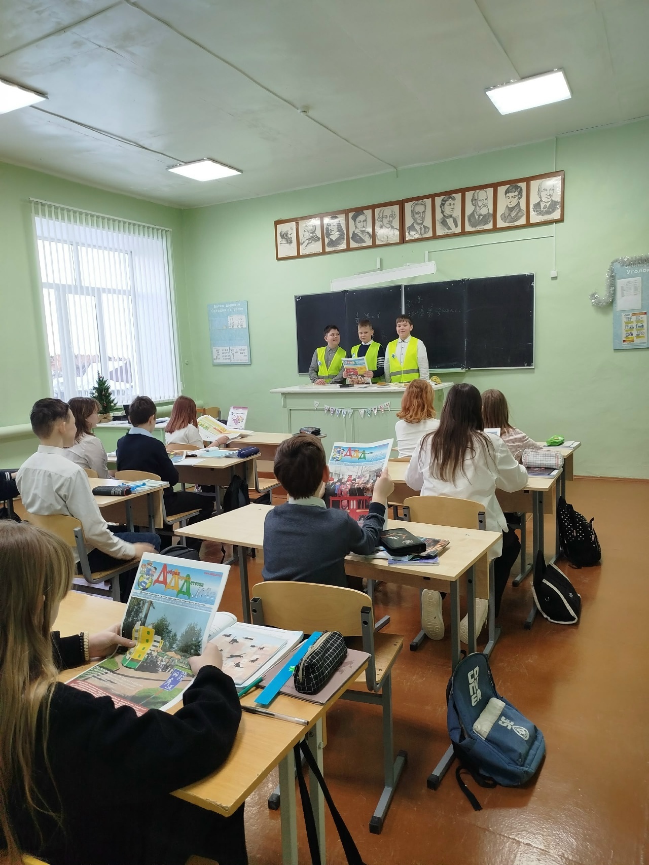 В Охлебинино юные инспекторы движения напомнили школьникам правила безопасности