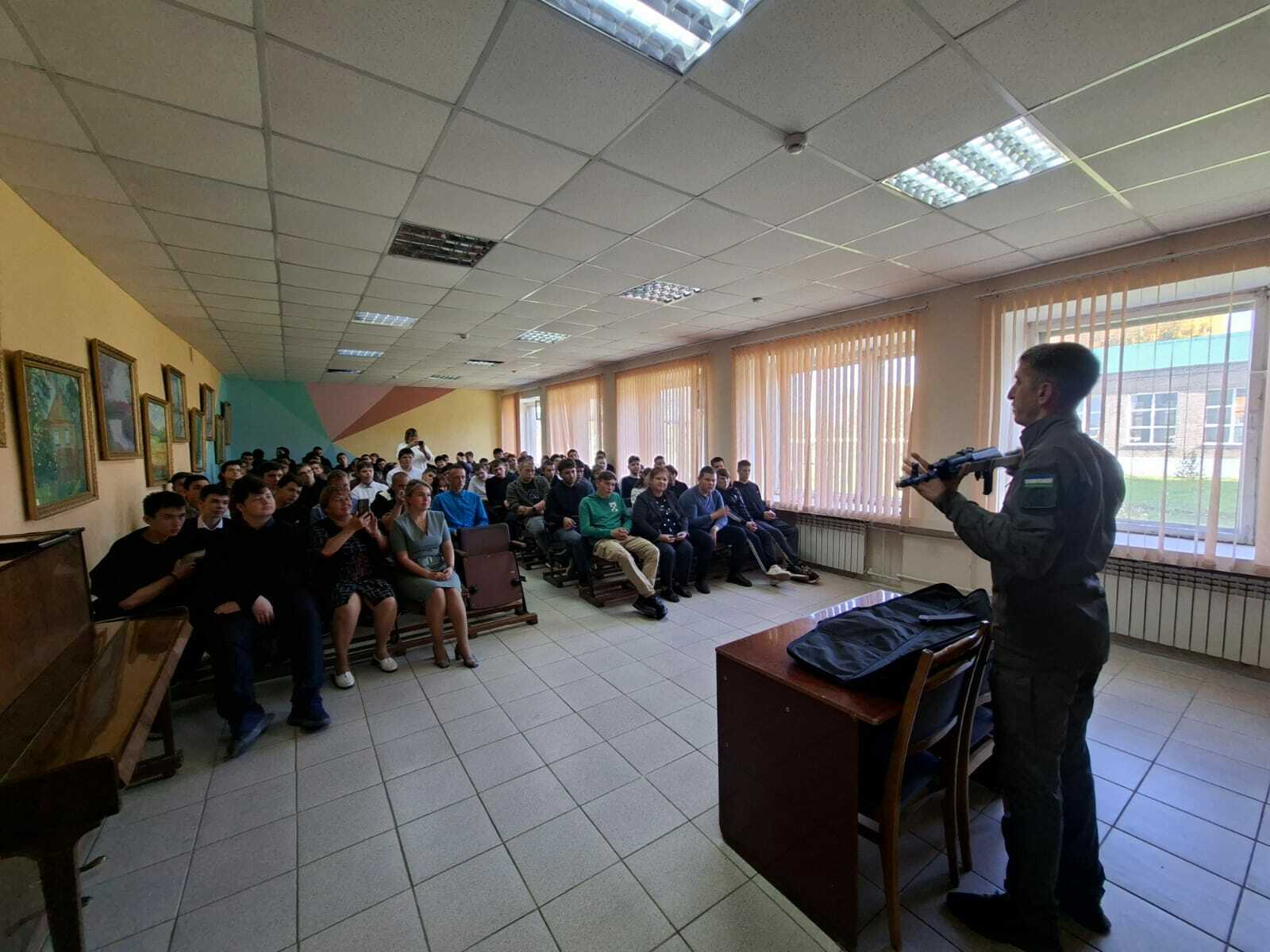 Встреча с героем: студенты встретились с участником СВО Рэдвалом Неволиным