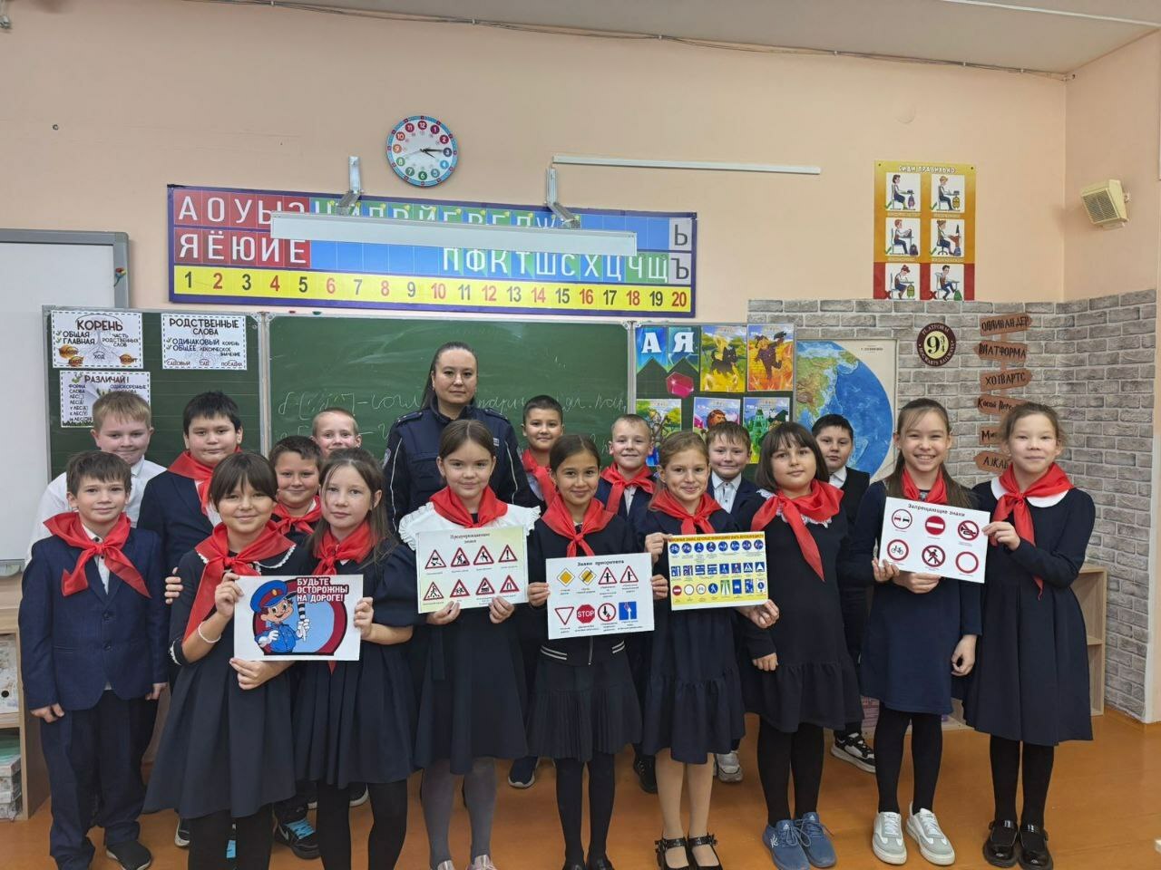 Сотрудники ГАИ обучили детей навыкам безопасности на дорогах