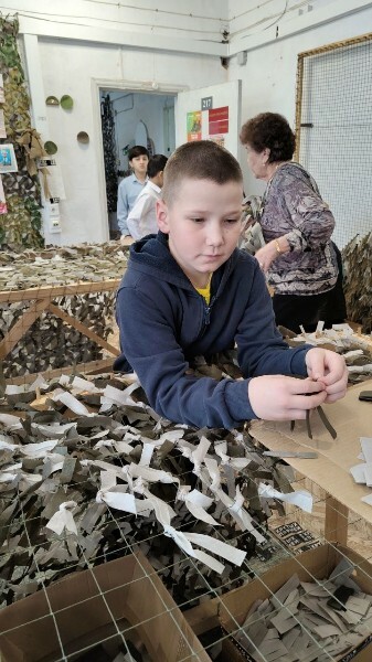 Сети для жизни: юнармейцы и их мамы плели маскировку для фронта