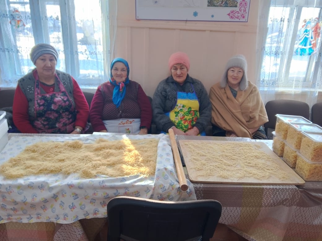 Жители Урунды готовят на передовую партию гуманитарной помощи