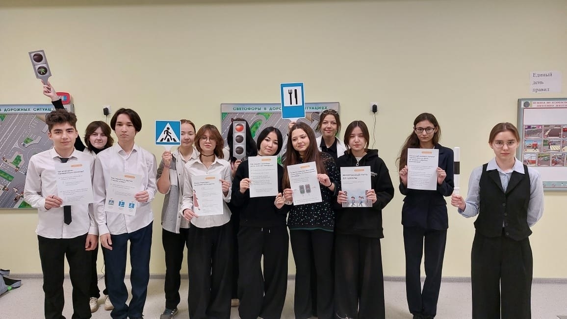 Старшеклассники СОШ № 7 села Иглино осваивают правила дорожного движения.