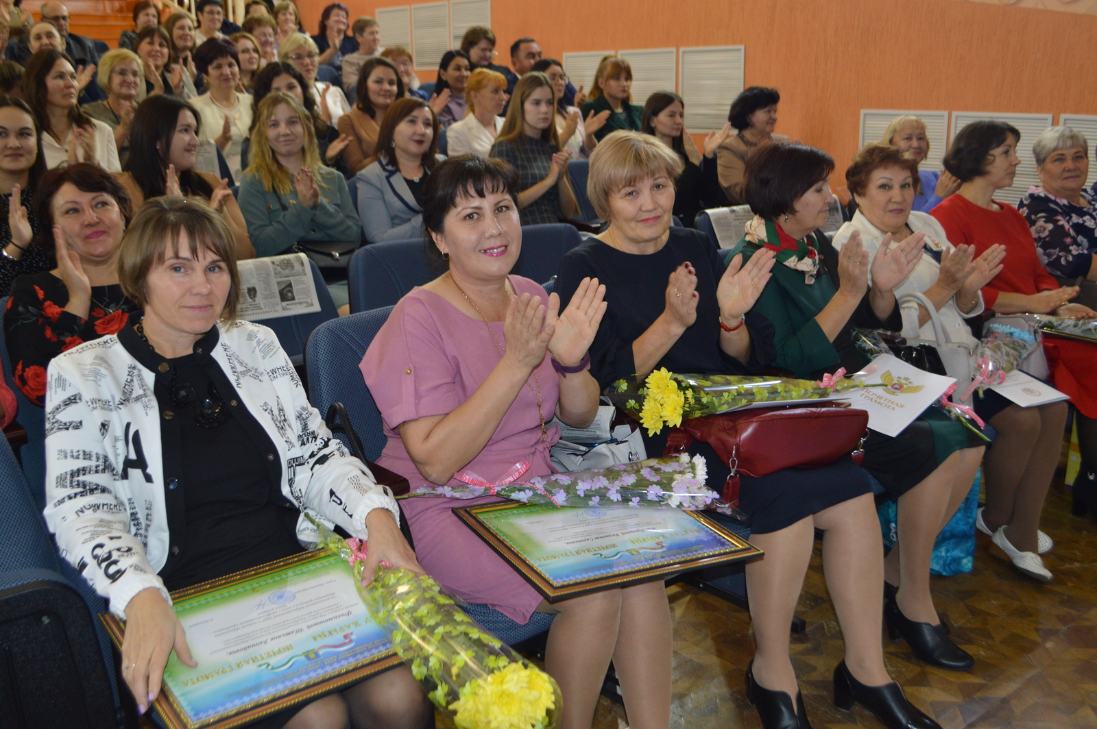 «Педагоги – основа жизни»: ярким концертом отметили День учителя в Иглино