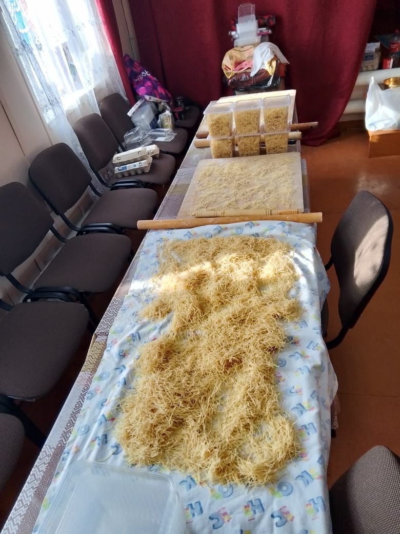 Жители Урунды готовят на передовую партию гуманитарной помощи