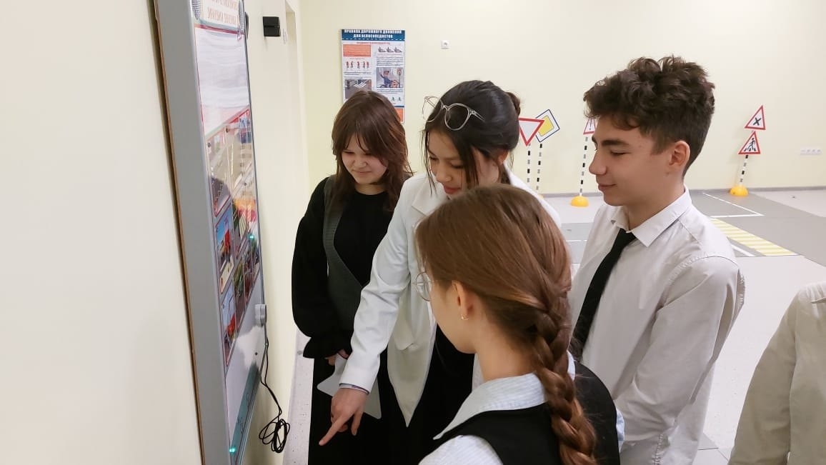 Старшеклассники СОШ № 7 села Иглино осваивают правила дорожного движения.