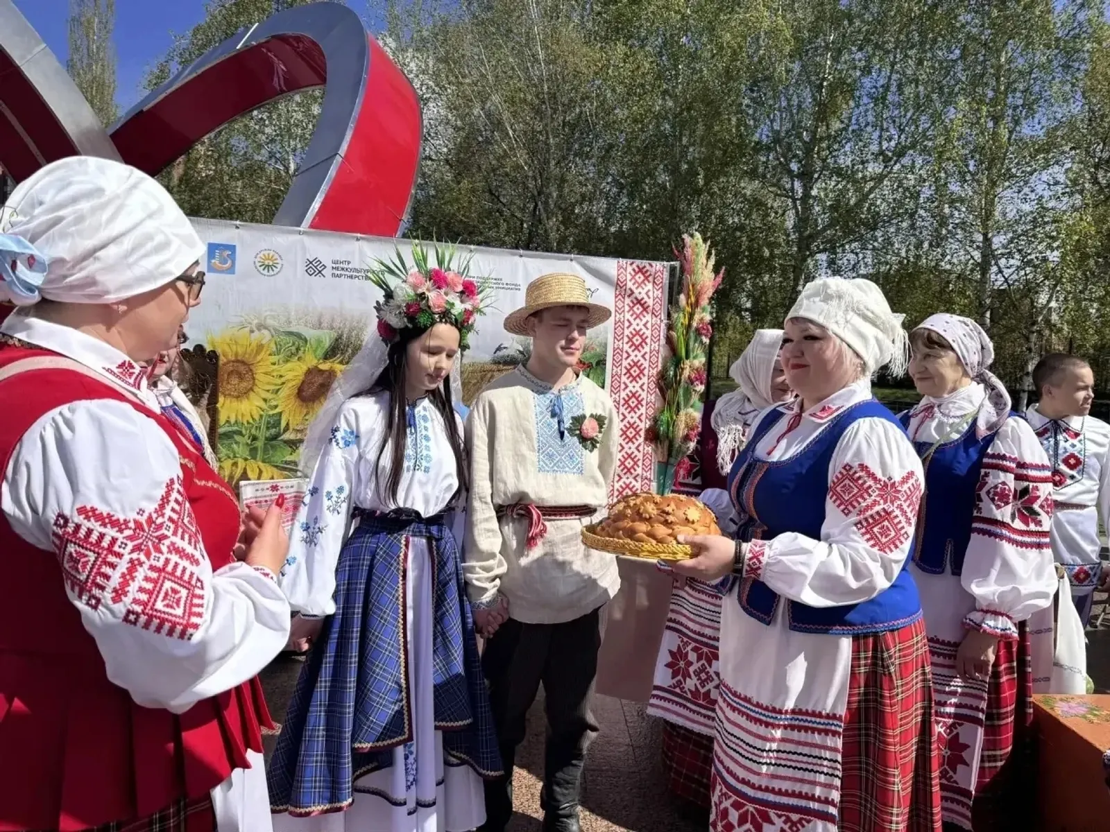 Белорусское подворье и «Алаторские ложкари» на фестивале дружбы народов