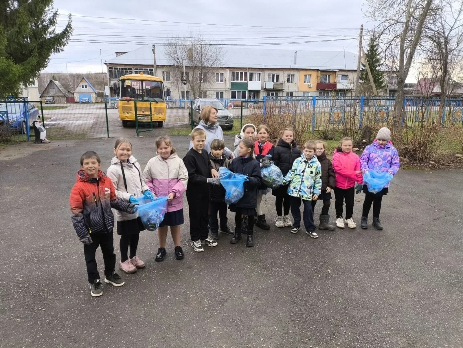 Юные экологи из Калтыманово собирали крышечки и батарейки