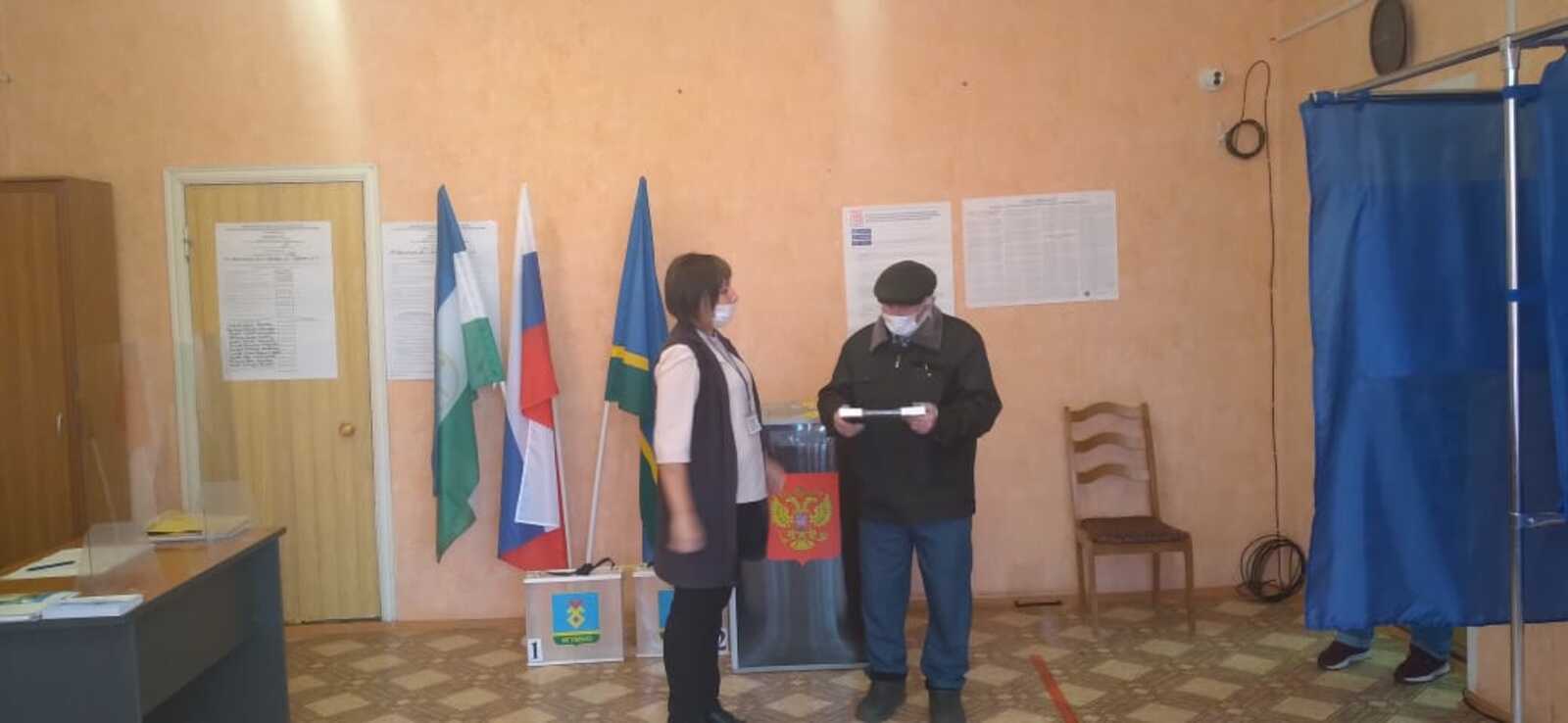 Старейшему избирателю села Ауструм на выборах вручили подарок
