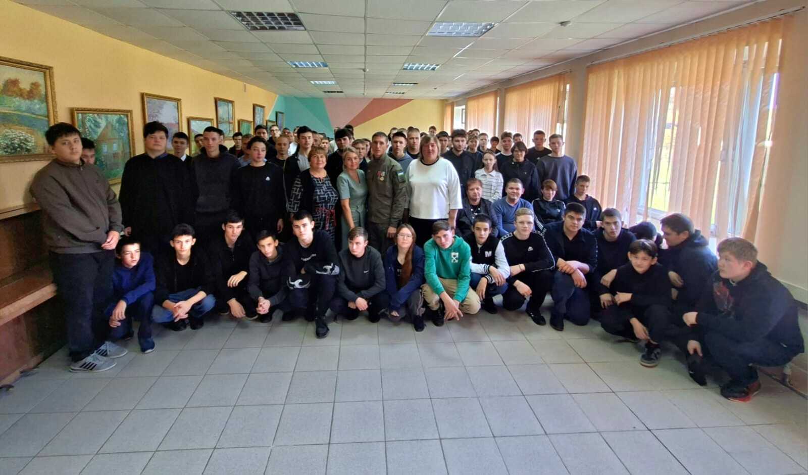 Встреча с героем: студенты встретились с участником СВО Рэдвалом Неволиным