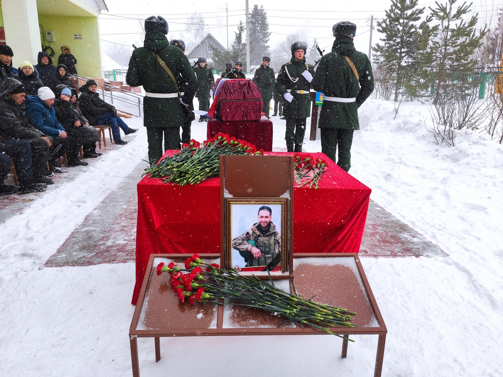 В Иглинском районе простились с младшим сержантом Рифом Закировым, погибшим при исполнении воинского долга на Украине