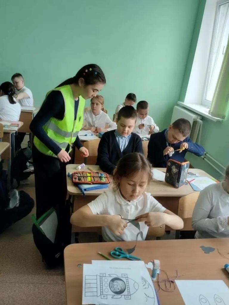 В Башкирии ко Дню космонавтики детям подарили «маячки» безопасности