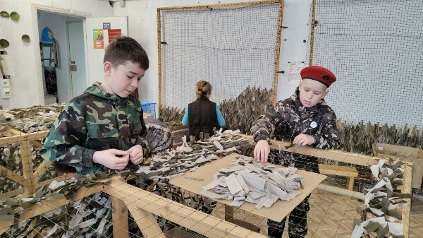 Сети для жизни: юнармейцы и их мамы плели маскировку для фронта