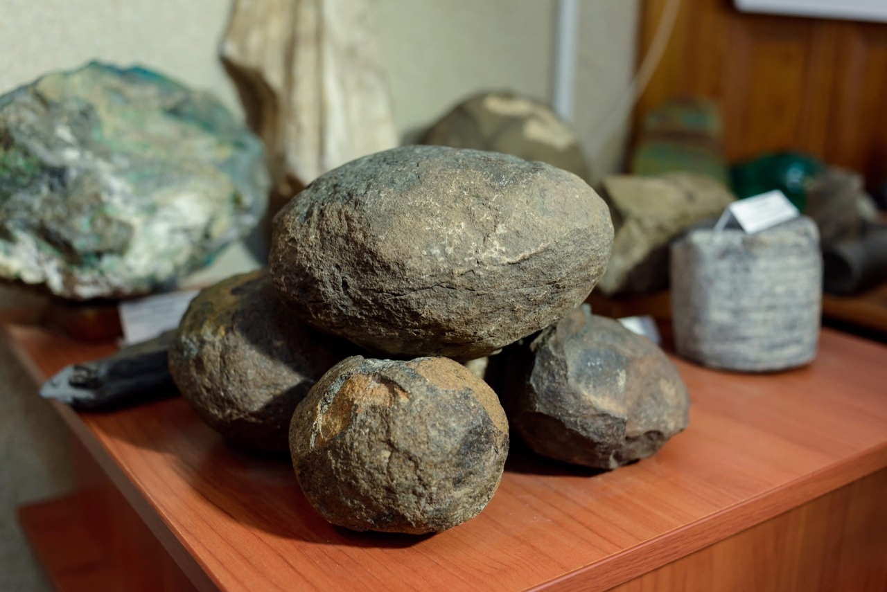 В Башкирии из земли достали идеально круглые камни