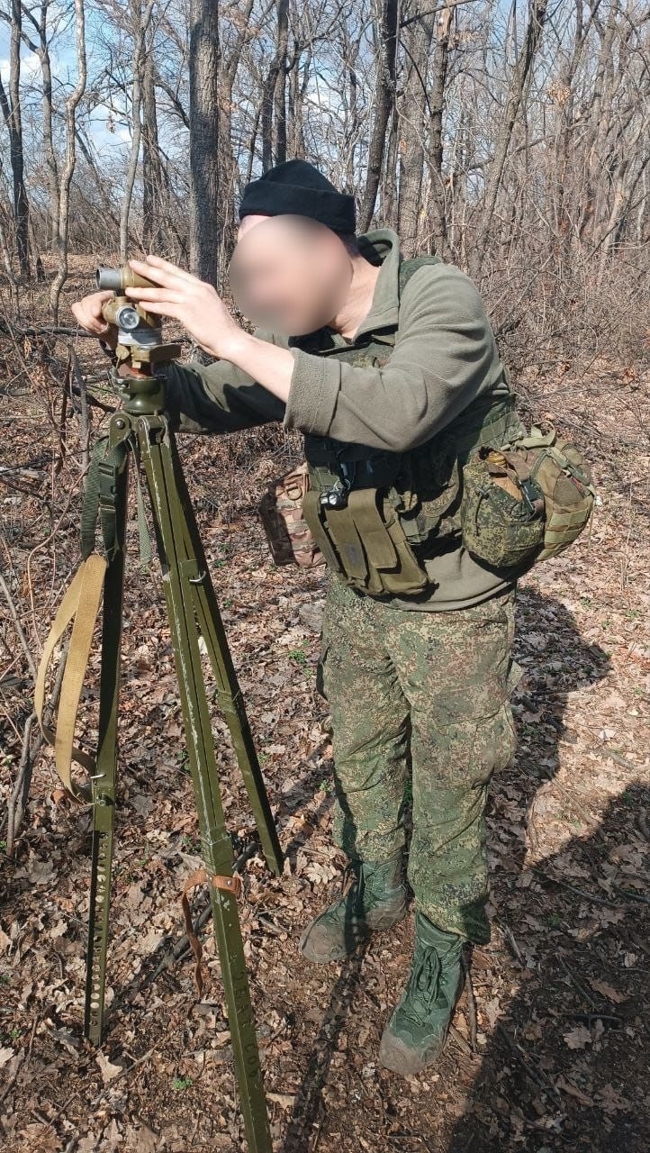 Боец " Лягуш" восстановил детскую площадку в Буденновском