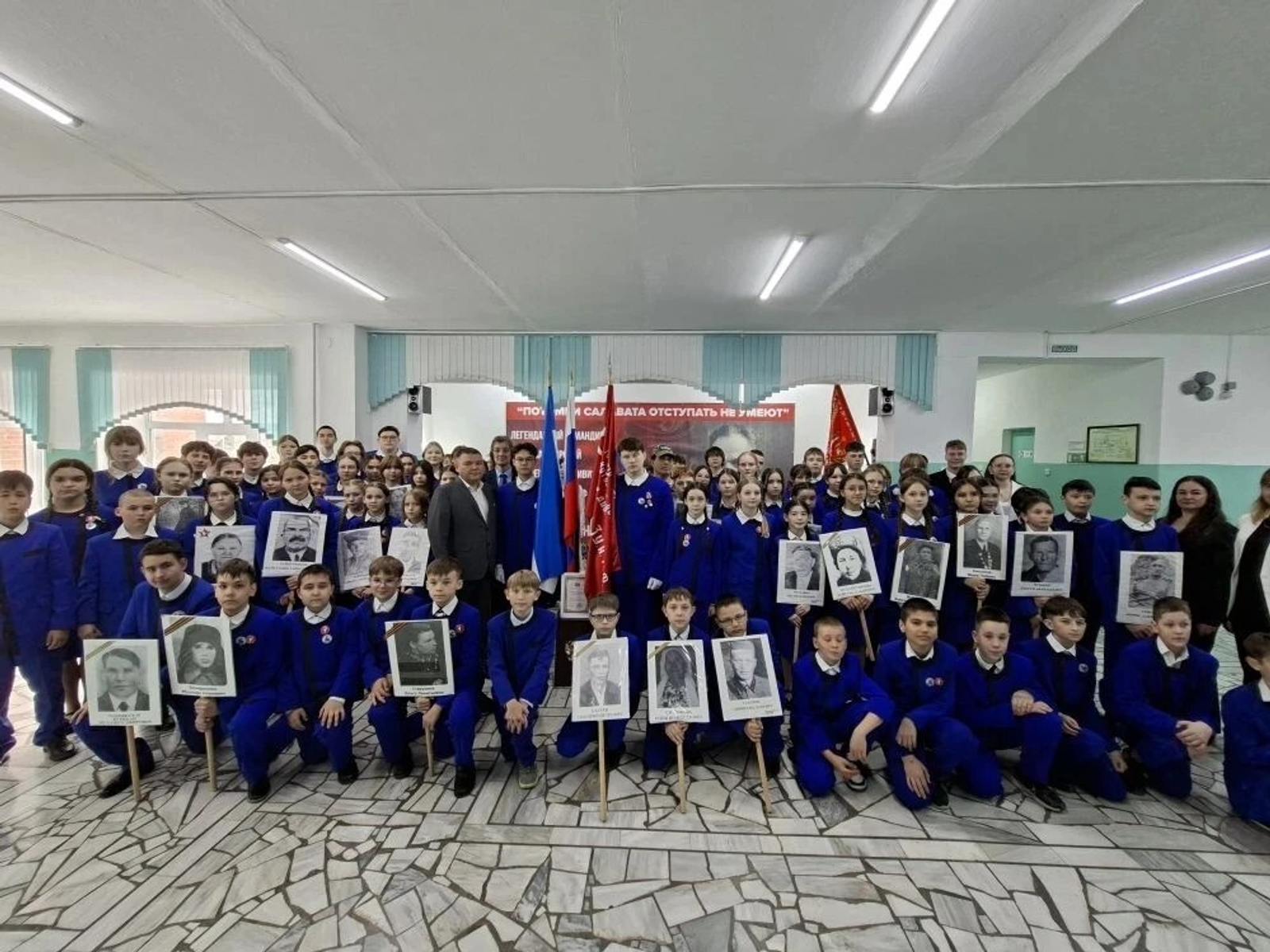 Символ мужества – в надёжных руках: школа №4 приняла эстафету Знамени Победы