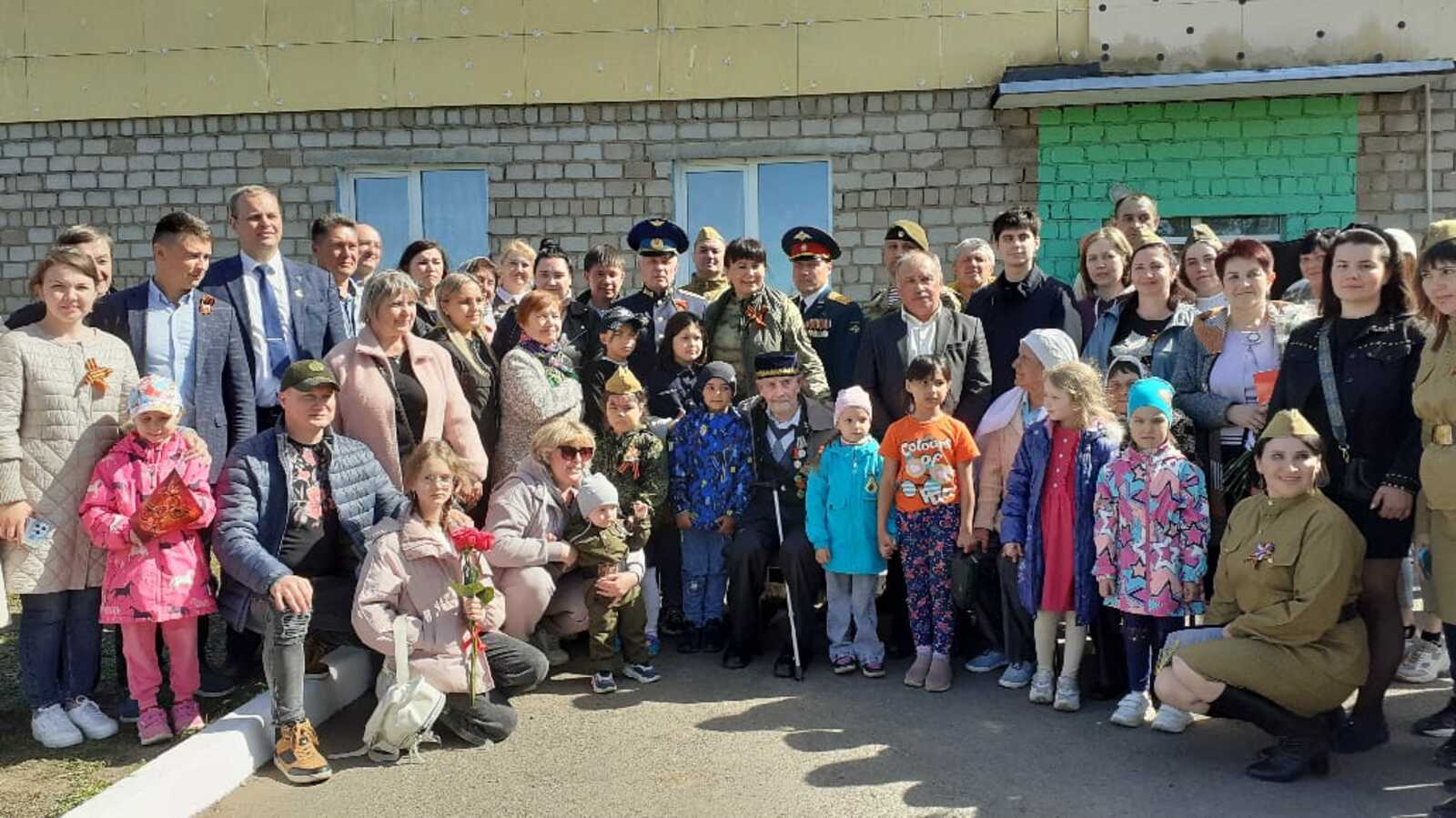Иглинского ветерана Ахметзаки Сакаева поздравили с Днём Победы концертом у дома