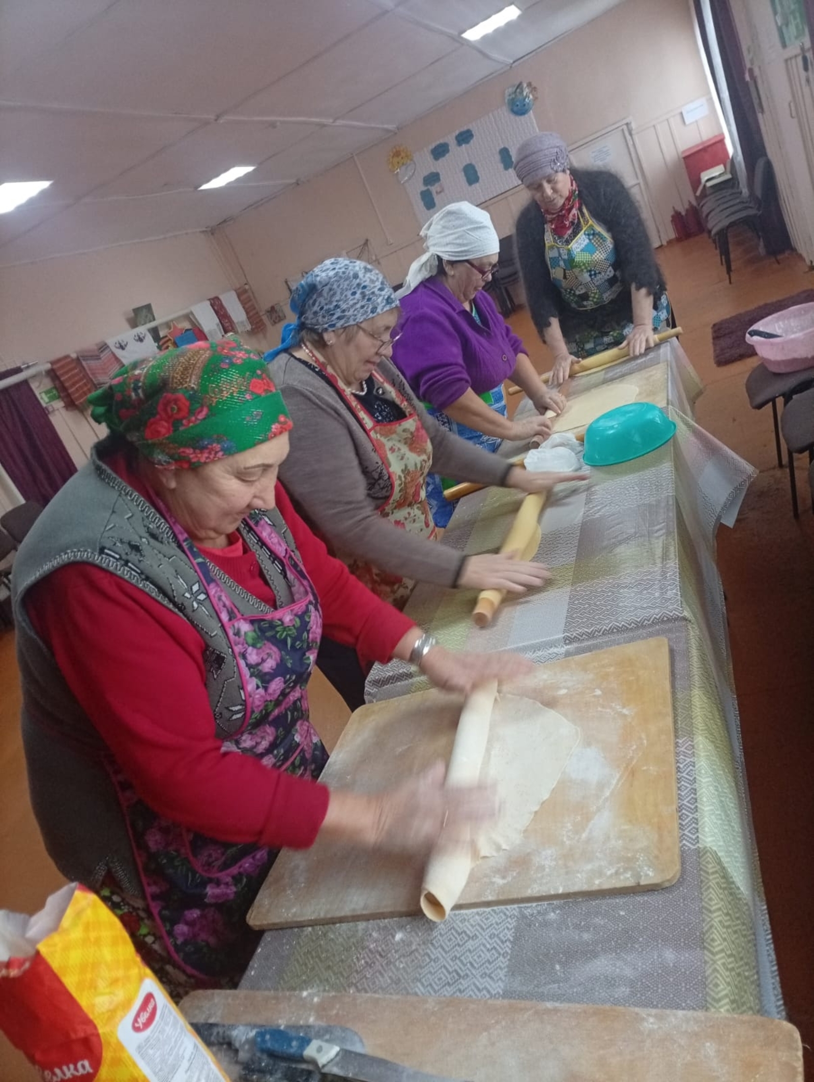 Жители Урунды готовят на передовую партию гуманитарной помощи