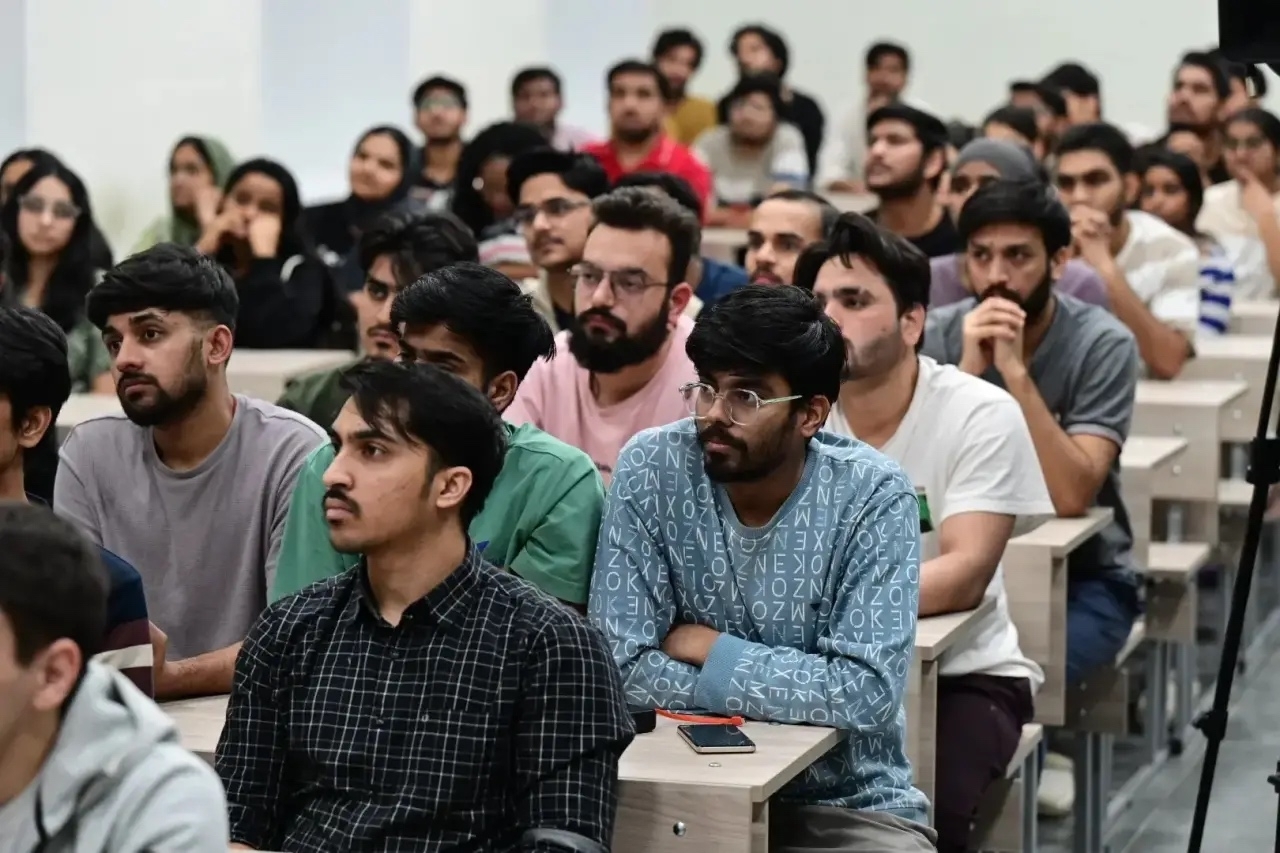 Радий Хабиров встретился с иностранными студентами из Индии