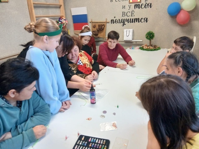 Волонтёры ячейки "Источник добра" организовали мастер-класс в ПНИ