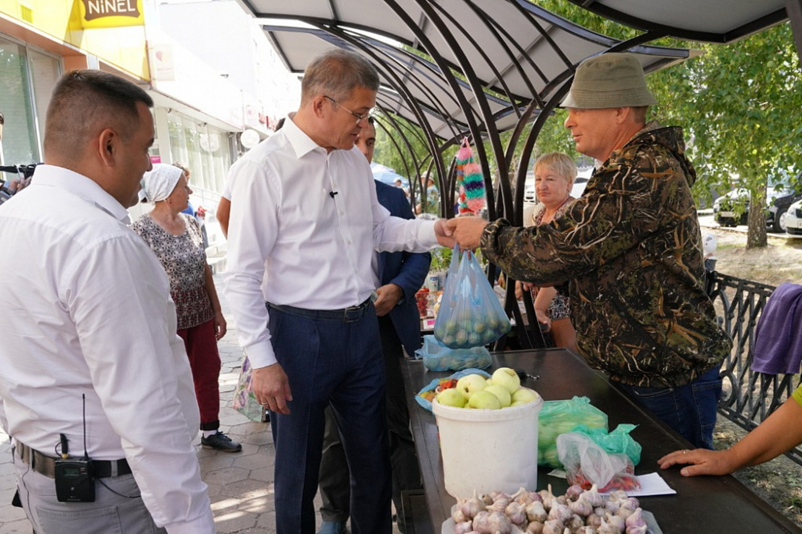 Радий Хабиров оценил условия реализации сельхозпродукции на одном из малых рынков Стерлитамака