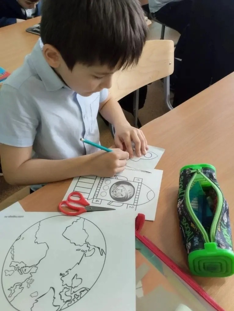 В Башкирии ко Дню космонавтики детям подарили «маячки» безопасности