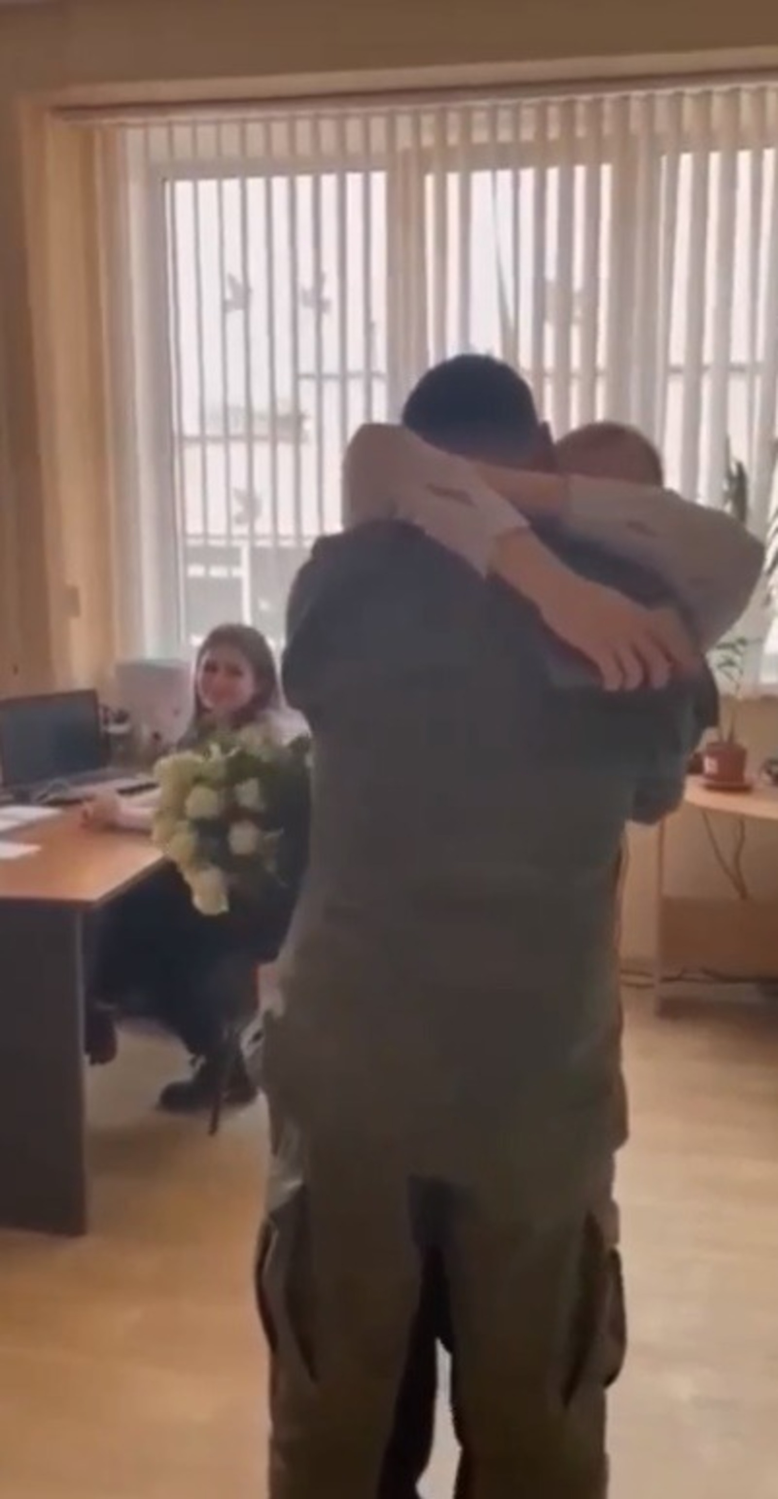Отец устроил сюрприз для своей дочери на Последний звонок