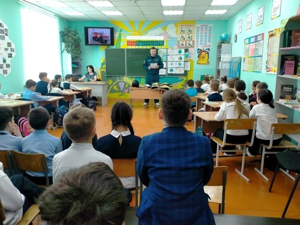 Герой рядом: пожарный приехал к акбердинским школьникам