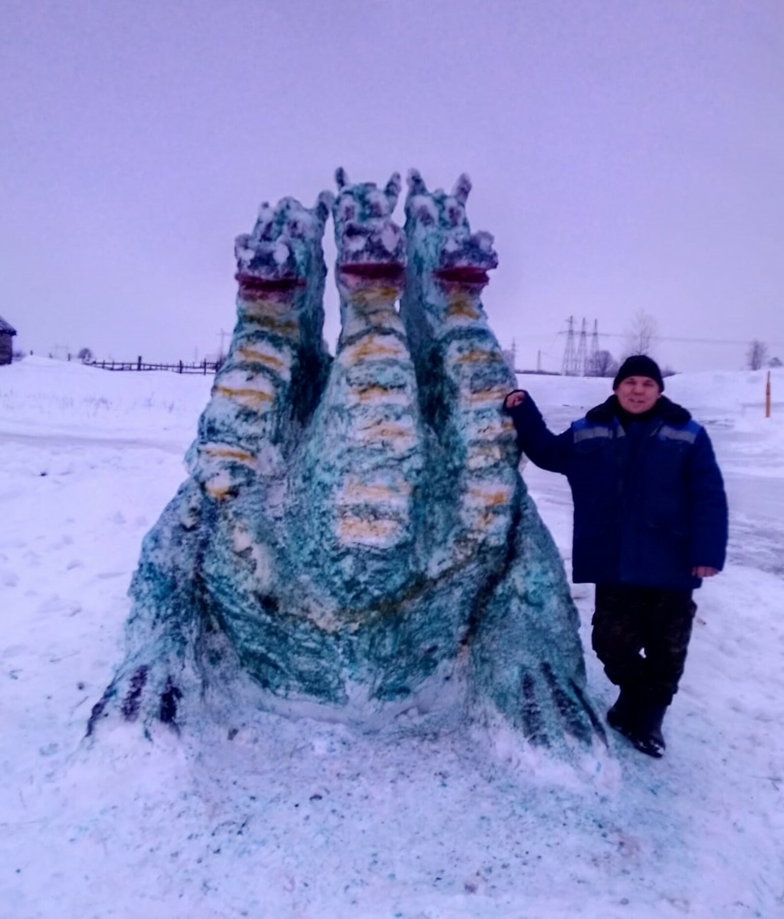 Житель Иглинского района слепил из снега Зеленого дракона