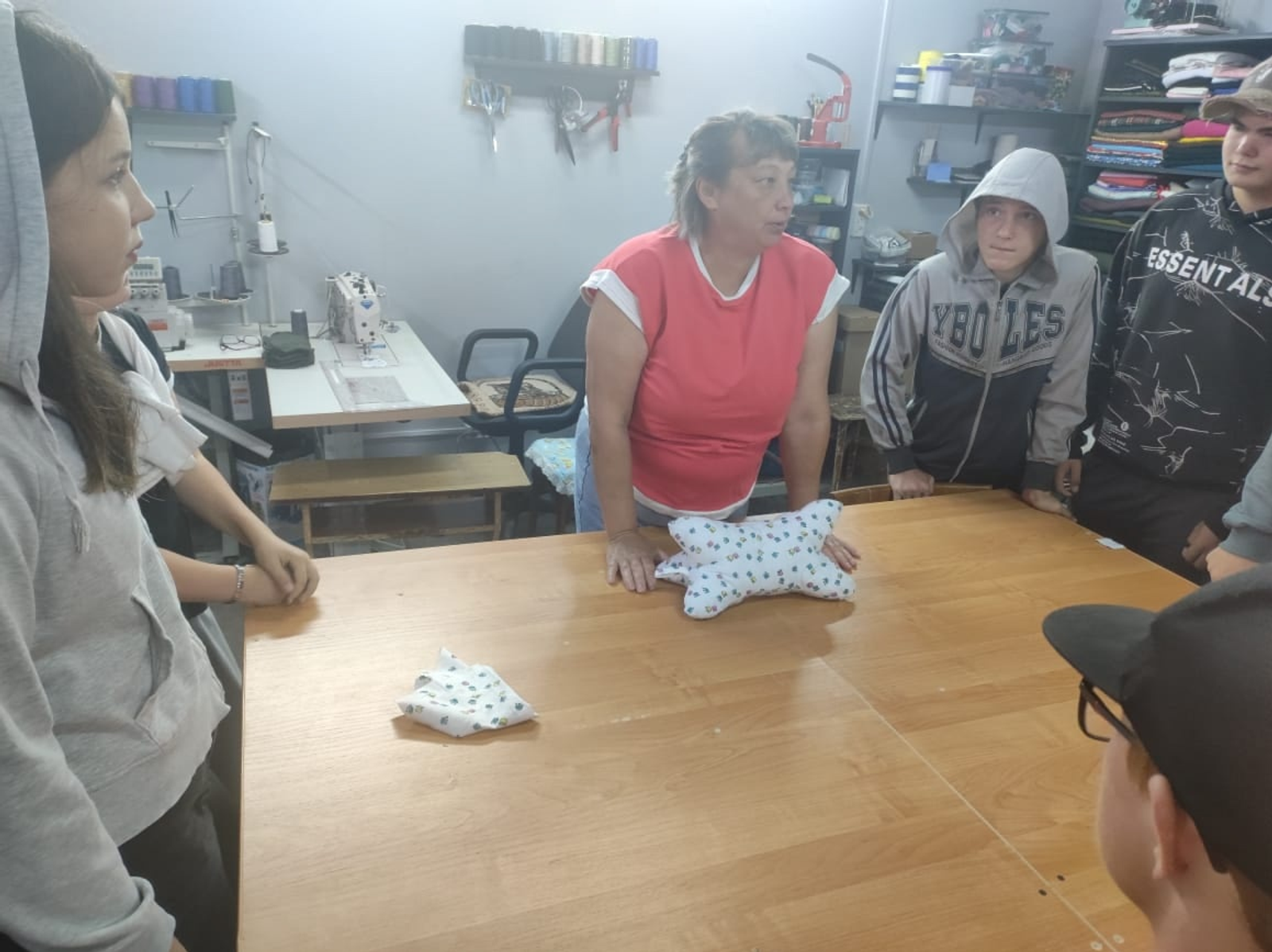 В штабе "Время помогать" прошел мастер-класс по изготовлению подушки "Кость"