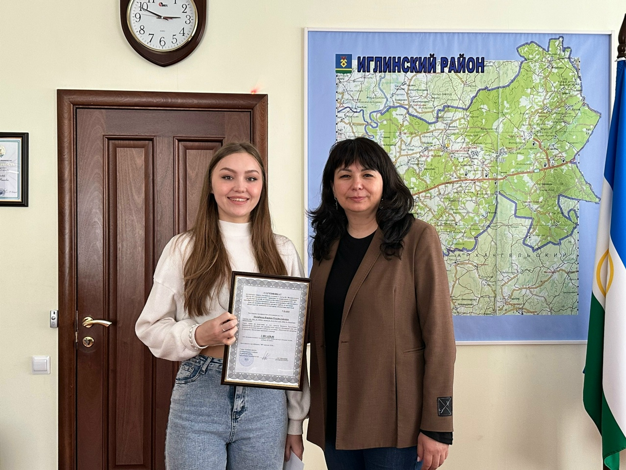 В Башкирии глава администрации вручила жилищные сертификаты иглинцам