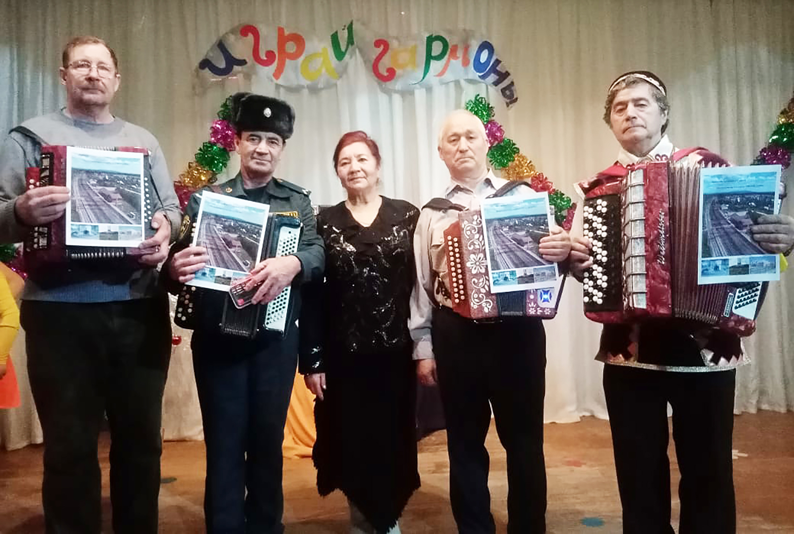 Победители конкурса слева направо: А. Юдинцев, Р. Кутлиахметов,  Н. Казанцева, В. Антонов, Р. Саляхов.
