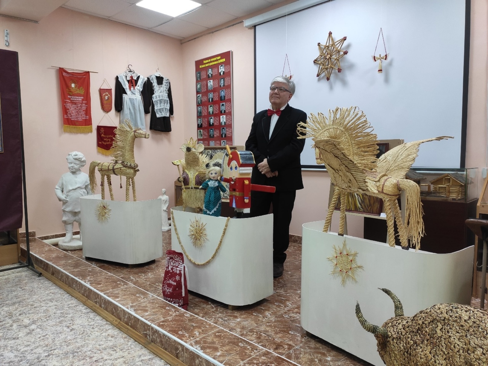 В Иглинском районе состоялось открытие выставки работ семьи Обуховых "Соломенные чудеса под Новый год"
