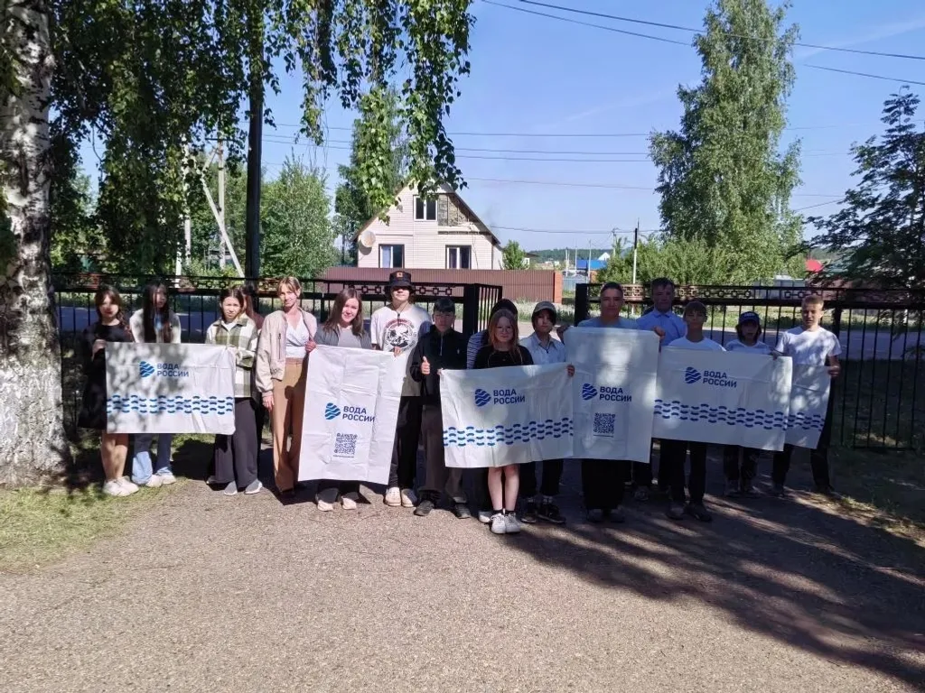 Вода России: алаторские школьники очистили берег пруда