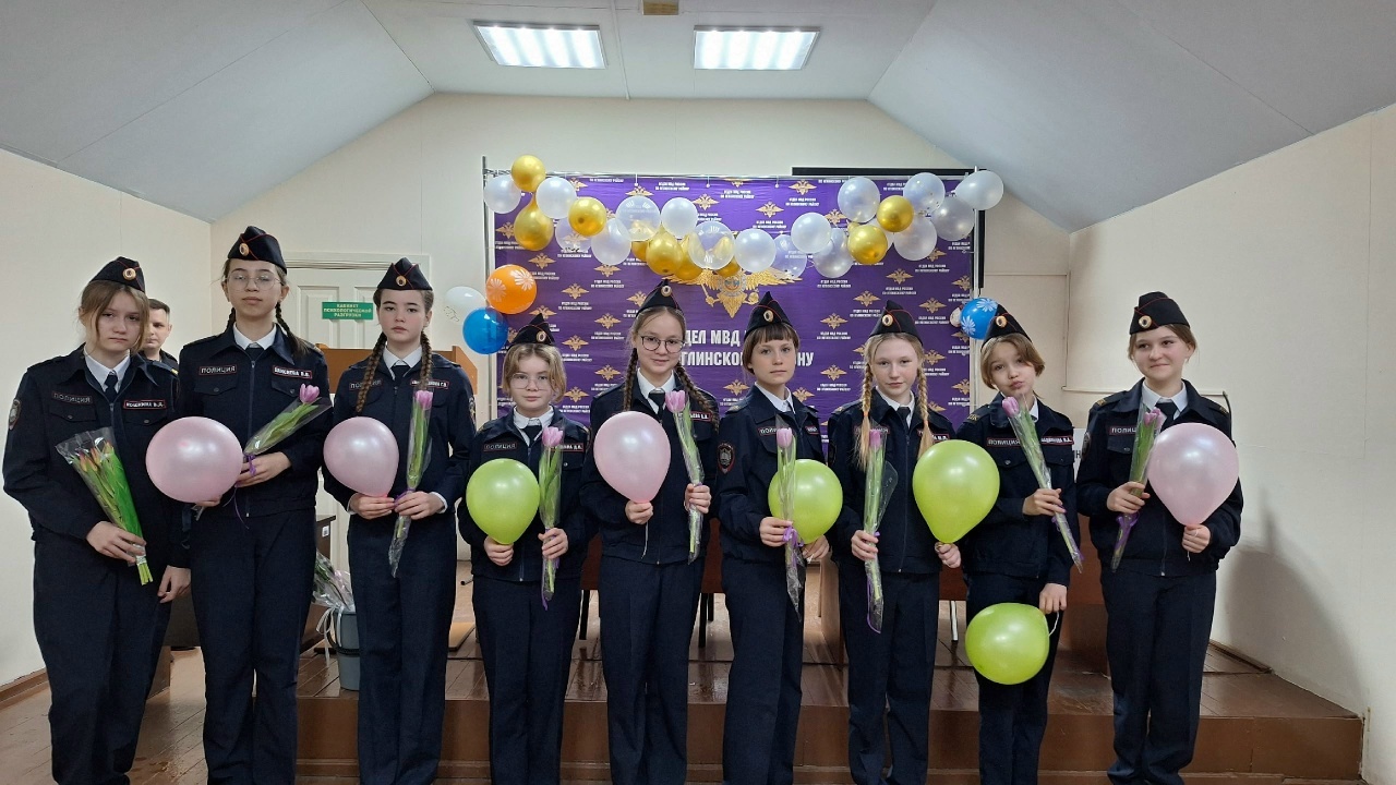 Кадеты полицейского класса поздравили сотрудниц ОМВД с женским днем