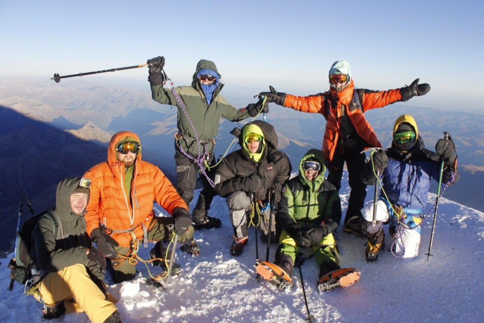 Азат Хакимов(второй слева) с участниками своей группы и гидами на вершине Эльбруса.