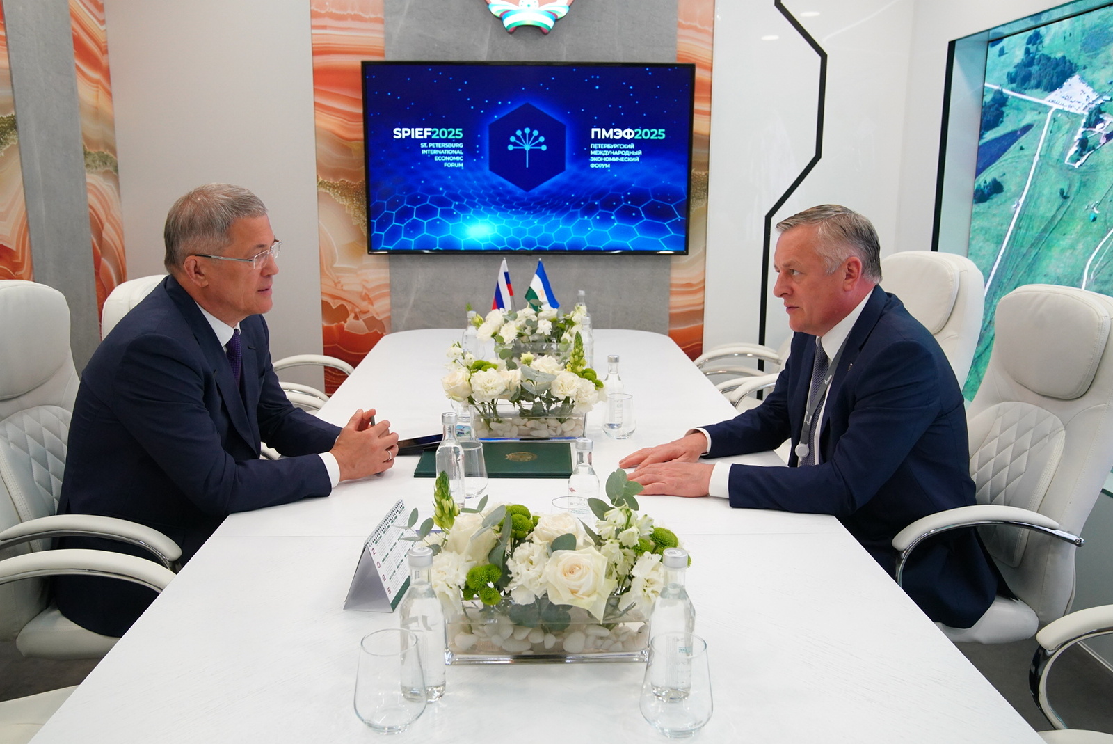 Радий Хабиров и Сергей Густов обсудили вопросы газификации Башкортостана