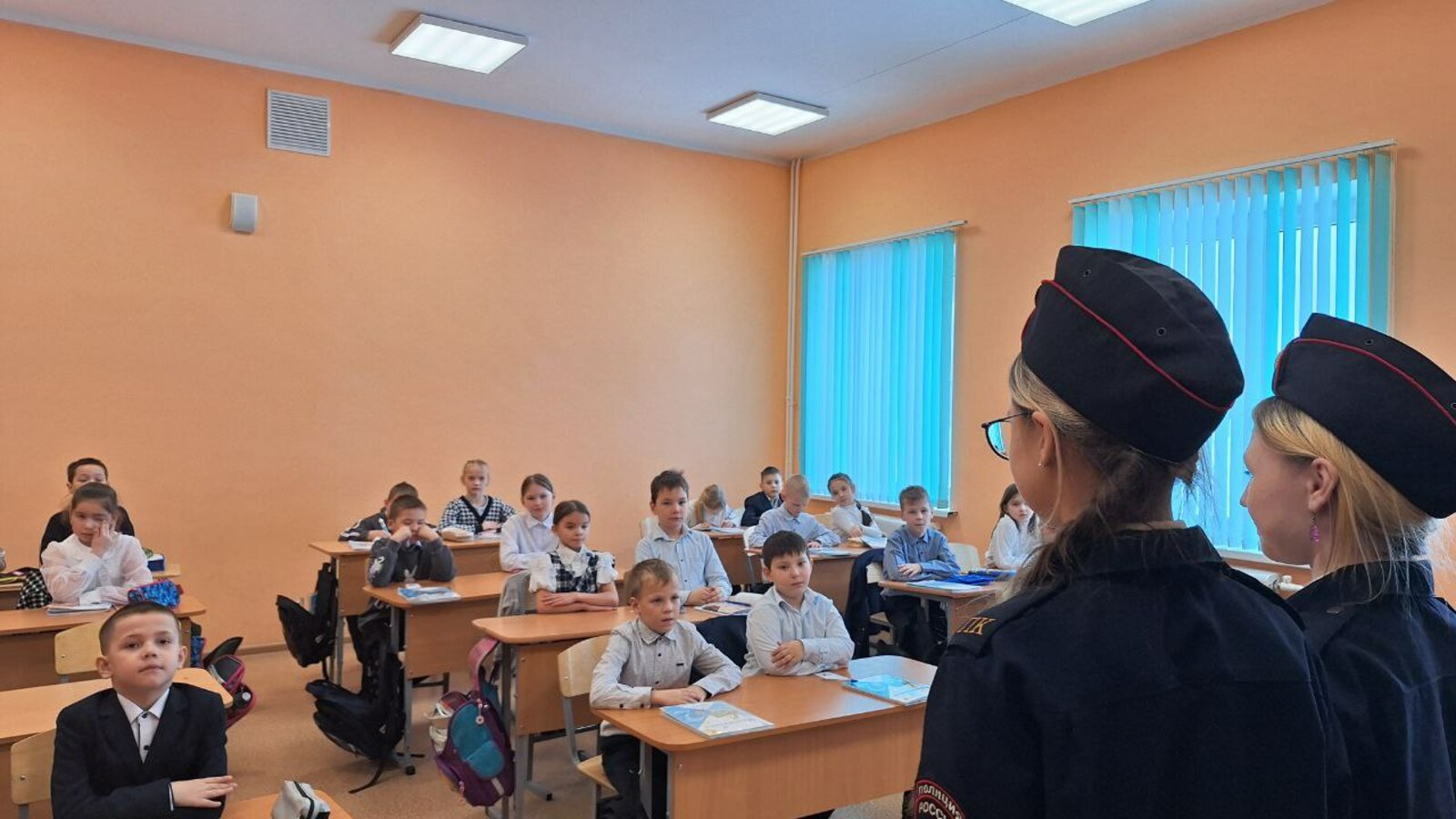 Юные инспекторы школы № 5 научили младшеклассников безопасной езде на велосипеде