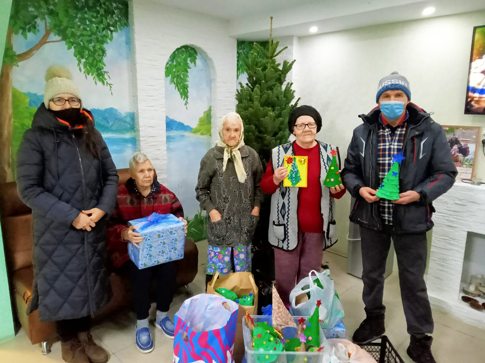 Жители Кудеевского дома-интерната получили подарки, сделанные руками школьников.