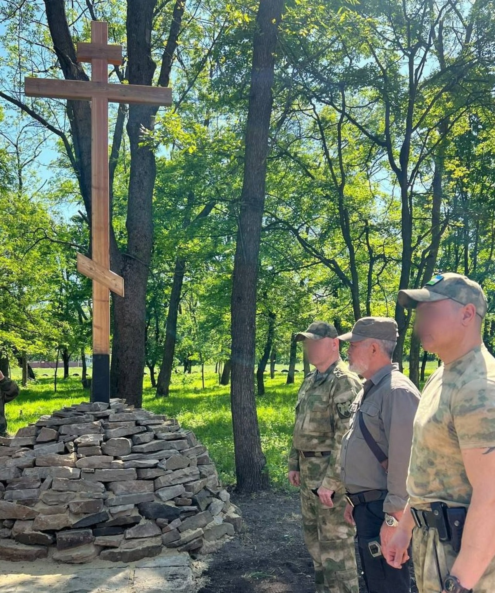 Воины из Башкирии установили в ДНР Поклонный крест и строят мечеть